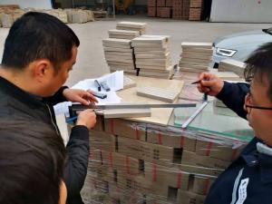 眾光耐酸磚廠家范總親臨耐酸磚檢測(cè)現(xiàn)場(chǎng)親自檢測(cè)剛生產(chǎn)出來的耐酸磚韓國(guó)客戶十分滿意